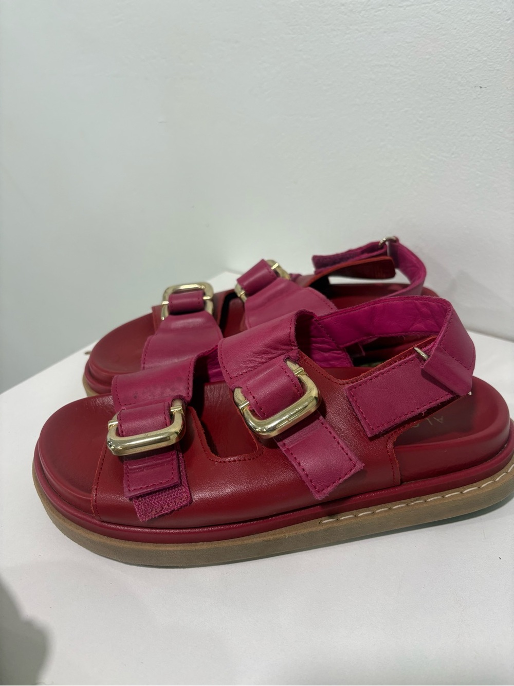 ALOHAS Fuchsia Pink Buckle Sandals